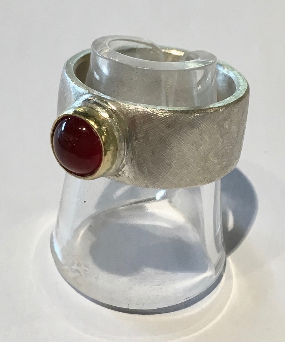 Sterling silver ring with garnet and 18ct gold (21)