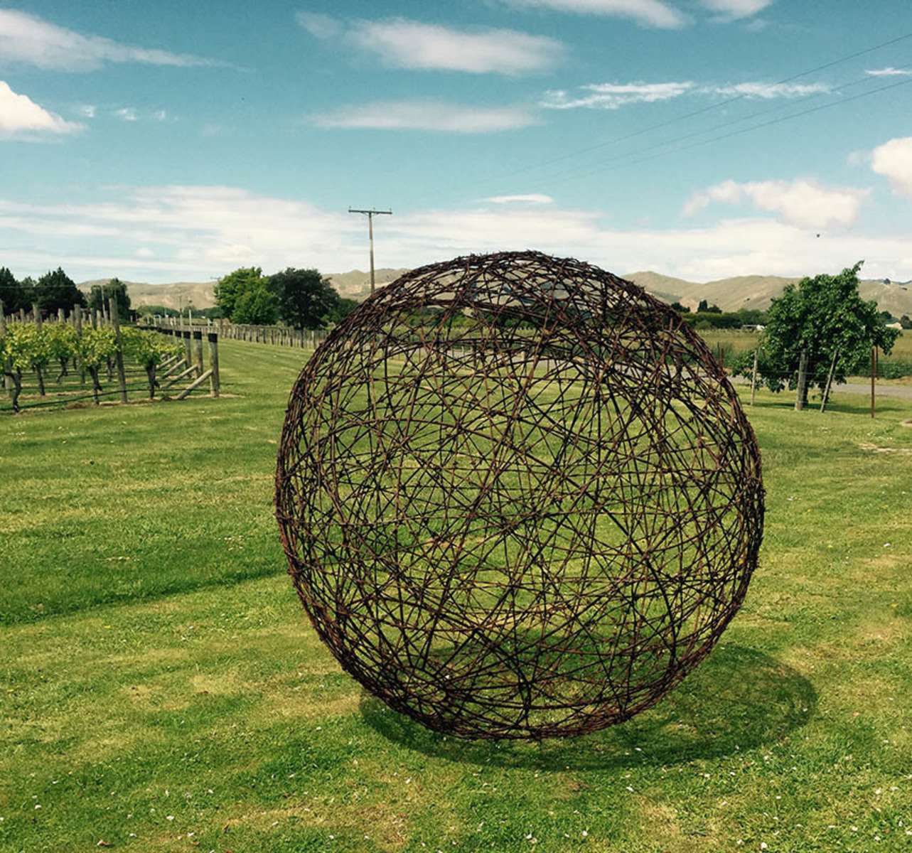 Rusty barbed wire 100cm ball