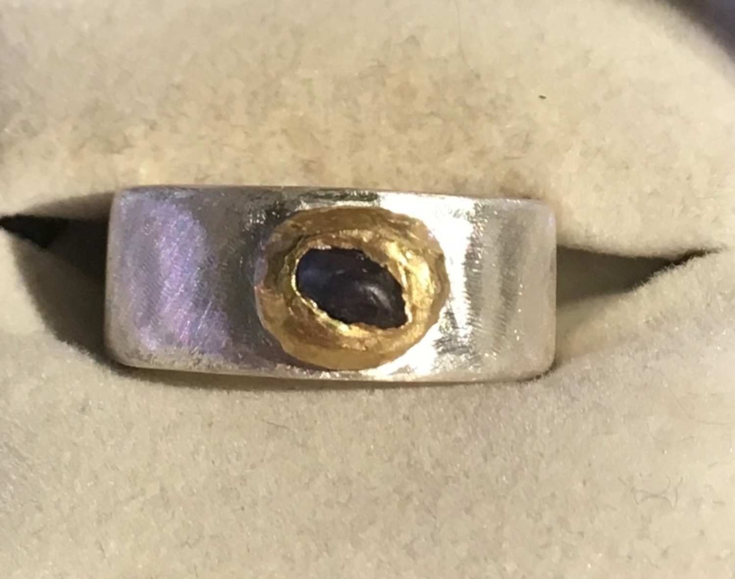 Sterling silver ring with natural sapphire and 22ct gold (18)