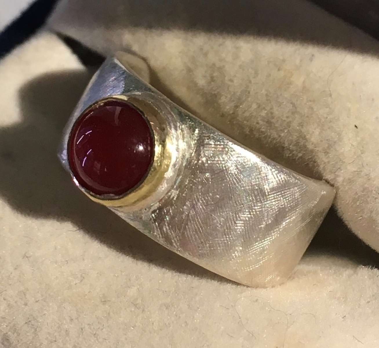 Sterling silver ring with garnet and 18ct gold (20)
