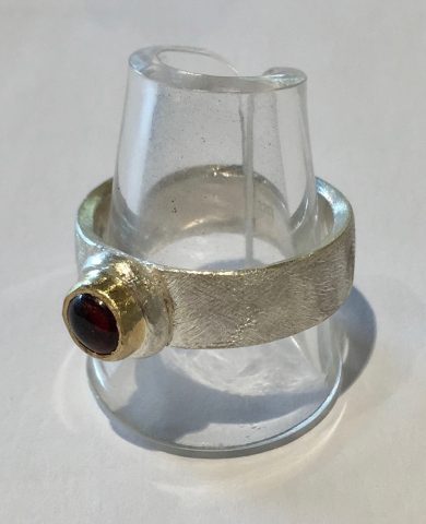 Sterling silver ring with garnet and 18ct gold (22)