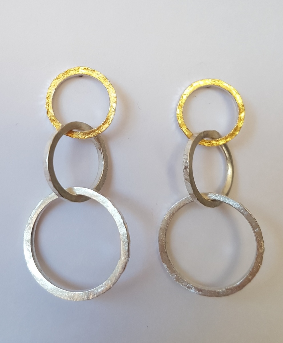 Interlaced loops stud earrings