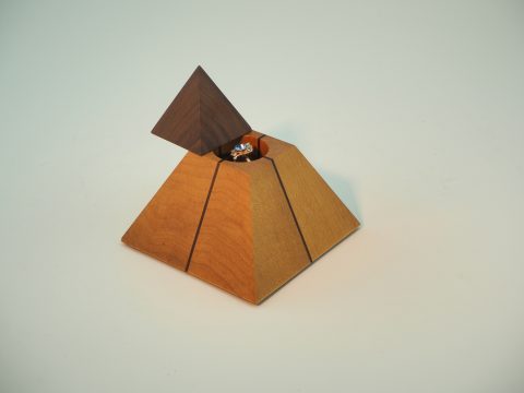 Pyramid ring box with swivel lid