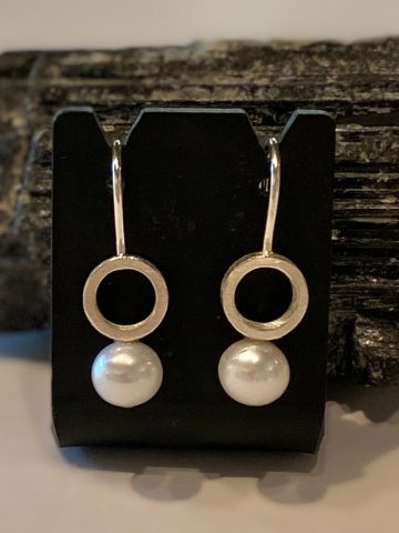 Small circle and white Pearl earrings