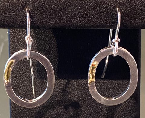 Oval hoop earrings with irregular gold (22ct. gold ball, stg. silver)